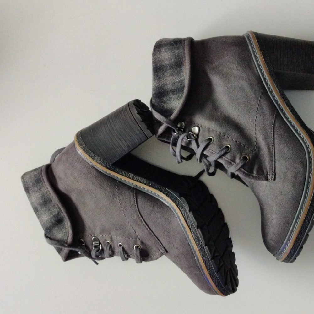 Never worn cute heeled boot.
